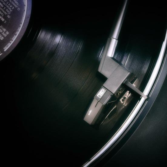 Billede af en pickup på en vinylplade