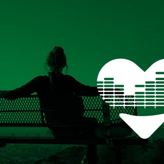 Artwork med grønt filter af en person på en bænk og et grafisk tegnet hjerte