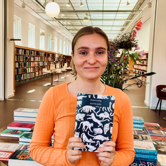 Litteraturformidler Amalie Pind Jensen der holder bogen Katte især