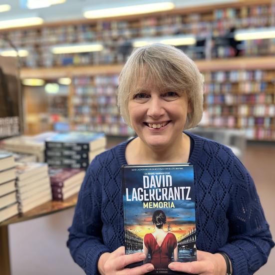 Litteratur formidler Rebekka Mohr holder bogen 'Memoria'