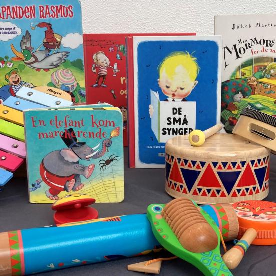 en opstilling af instrumenter og sangbøger til børn