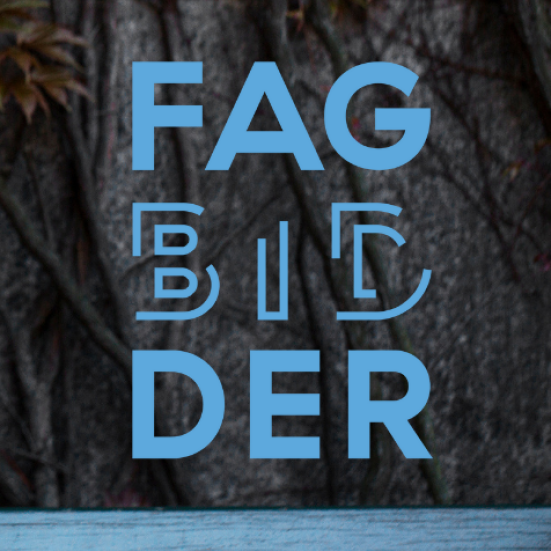 Logo til podcasten Fagbidder med blå tekst på en baggrund med slyngplanter.