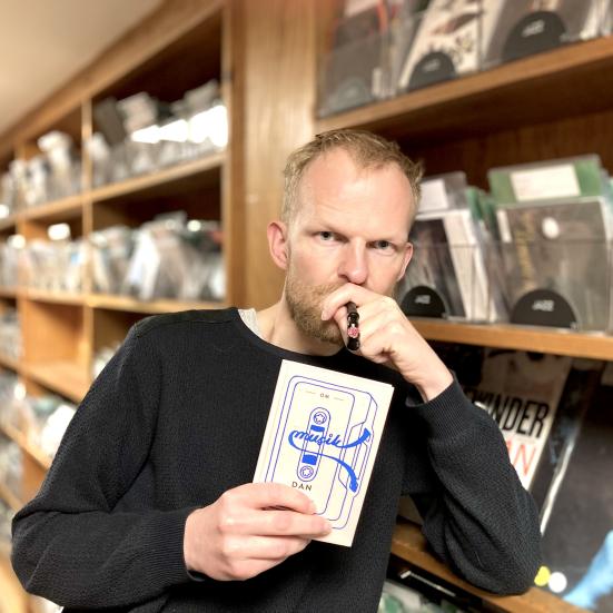 Biblioteket kulturformidler Morten står med bogen 'Om Musik' af Dan Turell