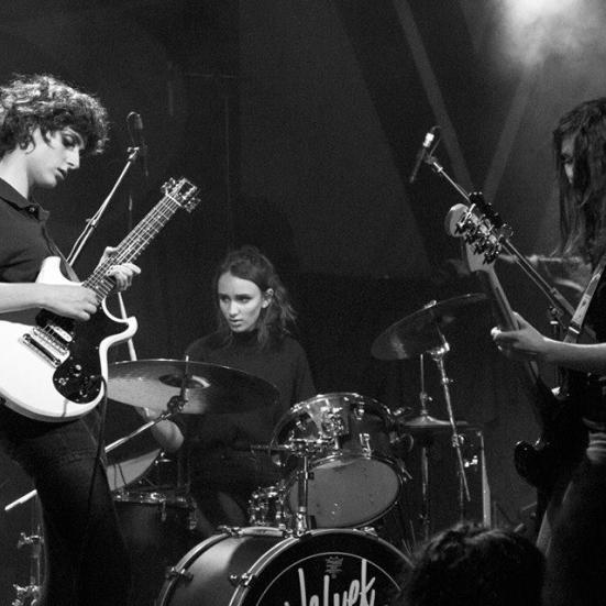 Kvindeligt rockband bestående af tre medlemmer spiller rock