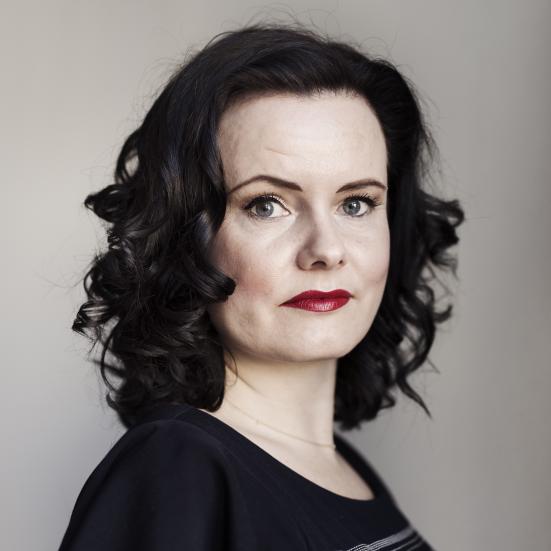Portrætbillede af Leonora Christina Skov i sort bluse.
