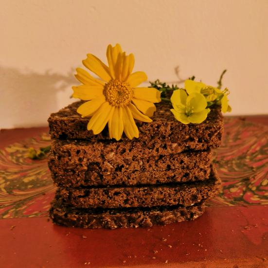 Blomster på rugbrød på en bog