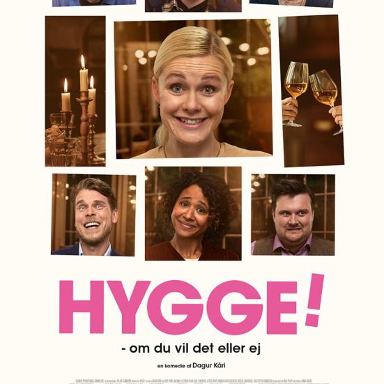 Plakaten til filmen hygge med billeder af de medvirkende i firkanter og titlen i lyserød skrift