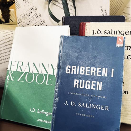 De to J.D. Sallinger-bøger 'Griberen i rugen' og 'Franny & Zooey' stående mellem julegaver.