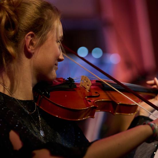 Ung kvinde spiller violin.