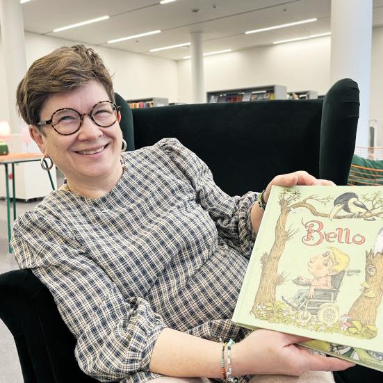 Frivillig holder en billedbog