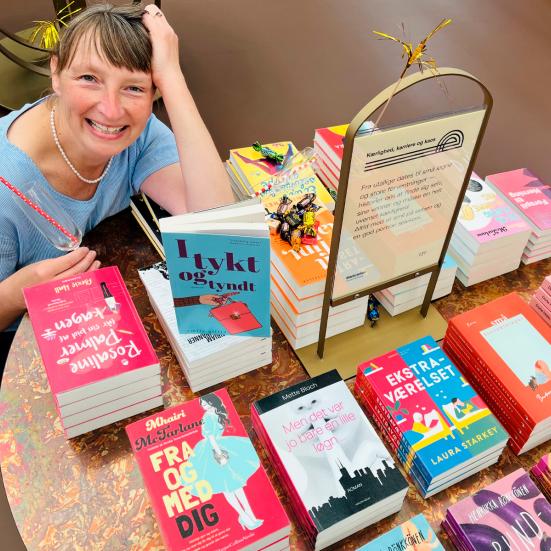 Litteraturformidler Bettina ved bordet kærlighed karriere og kaos