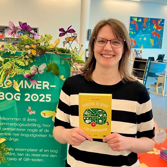 bibliotekar holder anbefalet bog