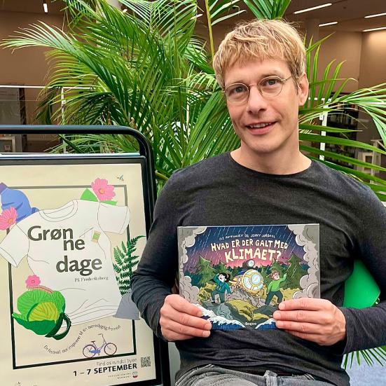 Bibliotekar holder anbefalet bog