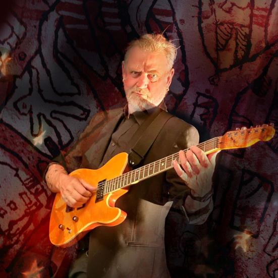 Peter Holst med guitar