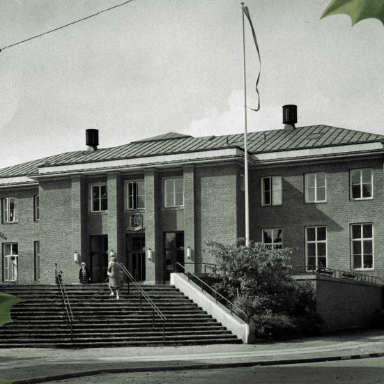 Sort/hvid billede fra 1935 af Frederiksberg hovedbibliotek tilføjet julegrafik.