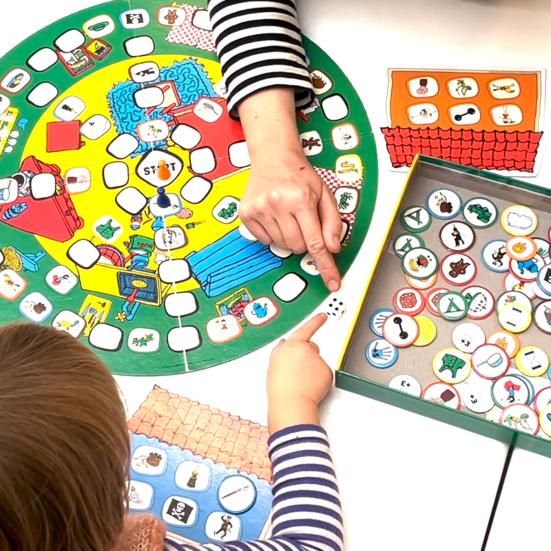 Barn og voksen siller brætspil