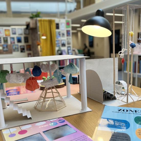 Miniature model til et nyt ungemiljø på biblioteket