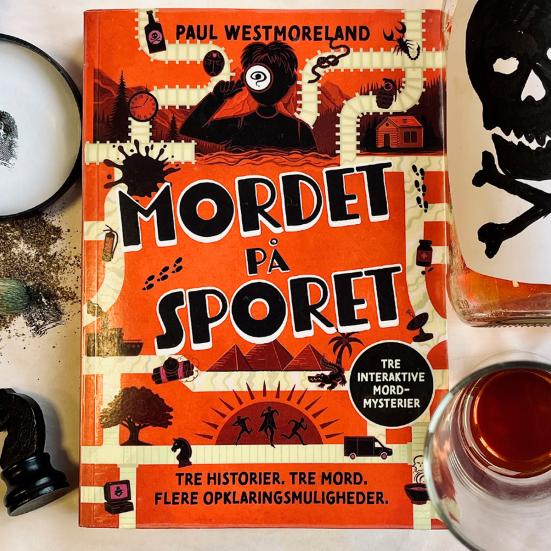 Bog med detektiv-rekvisitter