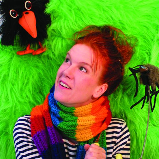 skuespiller med regnbuetørklæde og neongrøn baggrund.