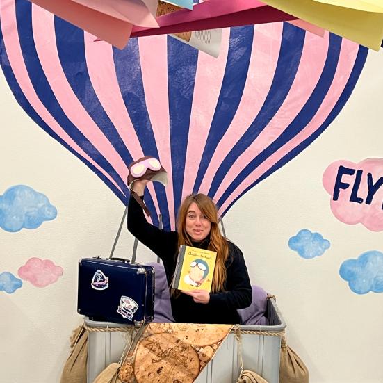 bibliotekar holder anbefalet bog