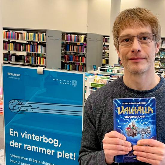 Bibliotekar med anbefalet bog