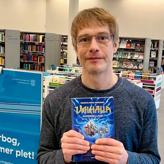 Bibliotekar med anbefalet bog