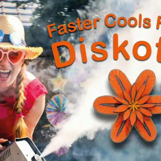 Plakat med dame med skør hat og briller og teksten: Faster Cools familiediskotek