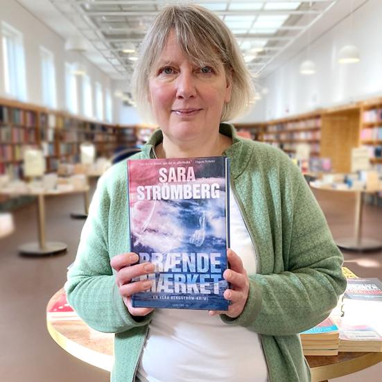 Bibliotekar der holder Sara Strömbergs bog Brændemærket