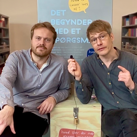 Videnskabsjournalist og bibliotekar sidder foran spørgsmålskassen på børnebiblioteket.