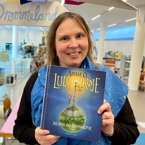 Bibliotekar holder anbefalet bog