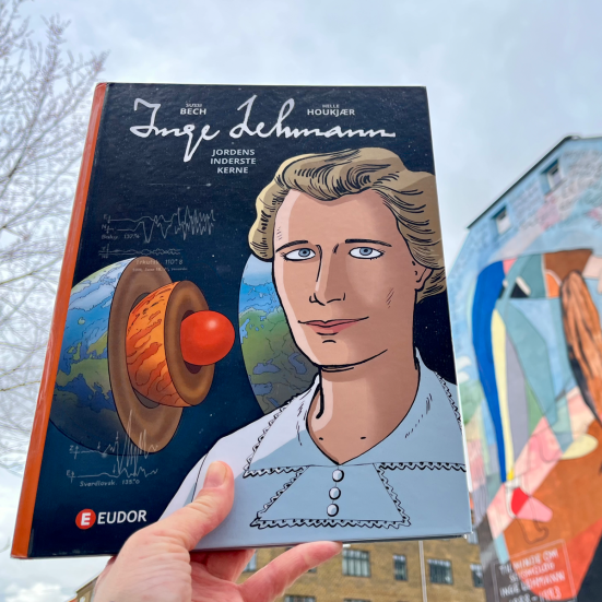 forside af tegneserie ved et gavlmaleri på Frederiksberg