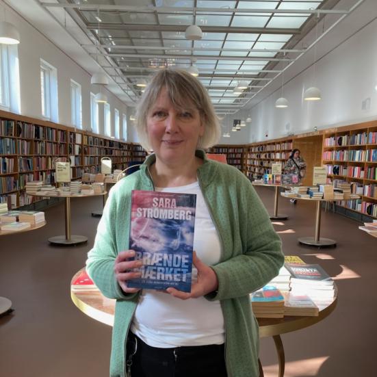 Bibliotekar der holder Sara Strömbergs bog Brændemærket