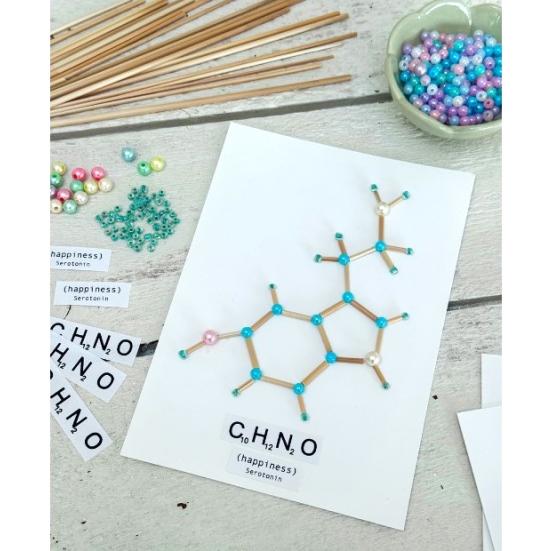 Molekylet serotonin lavet med perler