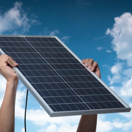 hænder holder solceller