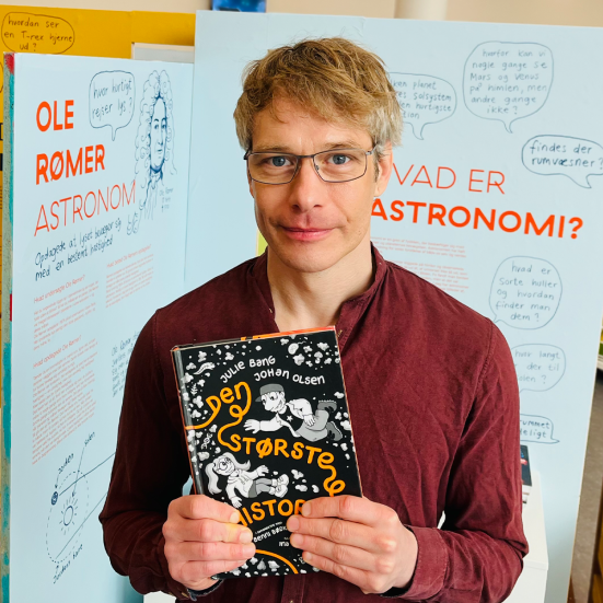 bibliotekar holder anbefalet bog