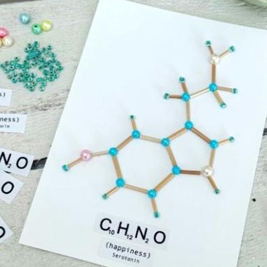 Molekylet serotonin lavet med perler
