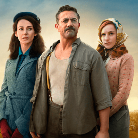 Stillbillede fra serien Ti pund og en drøm med en mand og to kvinder, der stirrer ud i horisonten.