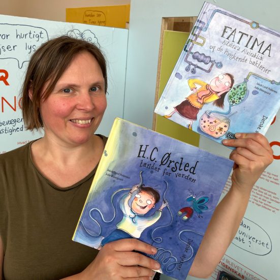 bibliotekar holder anbefalet bog