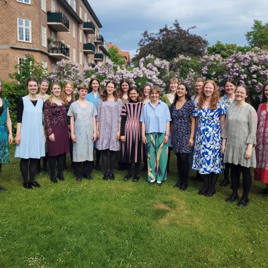 Koret Schola Cantorum på græsplæne