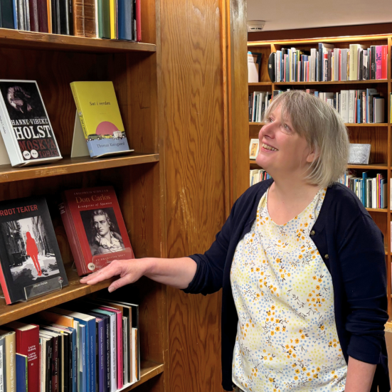 Bibliotekar viser det nye rum til skuespil, digte og noveller
