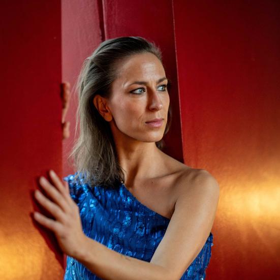 Mathilde Falch i en døråbning