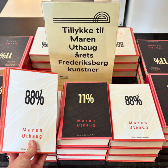 Bord med Uthaugs bøger 11% og 88%