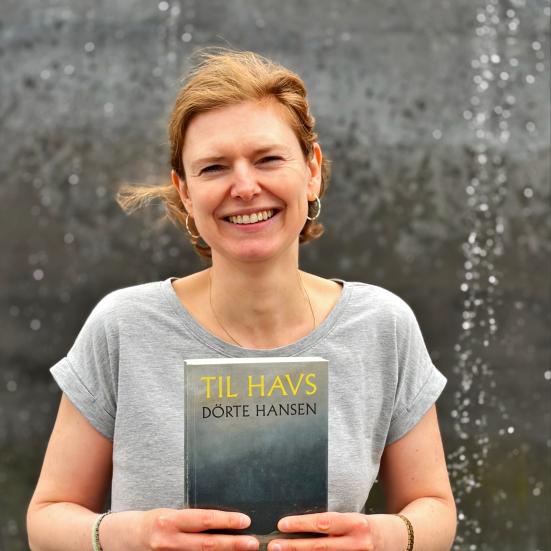 Bibliotekaren viser bogen foran faldende vand