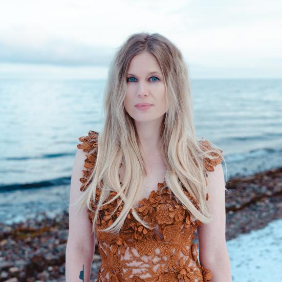 Aamlie Bruun på strand