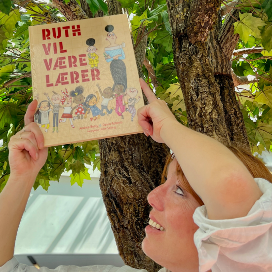 bibliotekar holder anbefalet bog