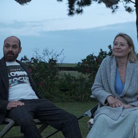 Trine Dyrholm og David Dencik i strandstole i naturen