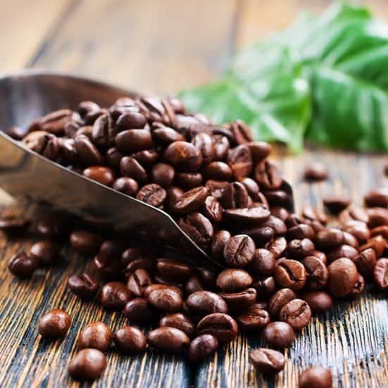Kaffeskovl med kaffebønder på et bord