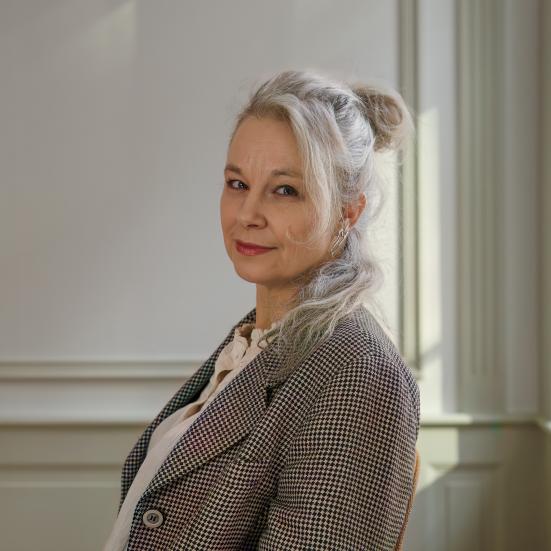 Portrætbillede af Sara Stridsberg stående på en trappe.