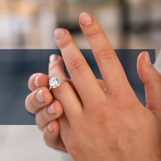 Kvindehænder, der tager ring af fingeren