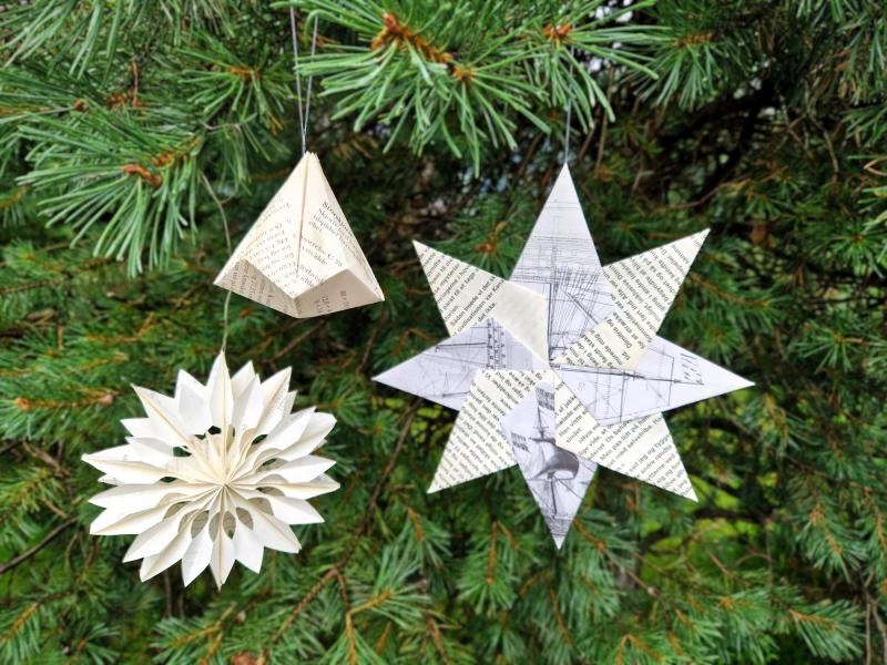 julepynt lavet af papir hænger på et grantræ